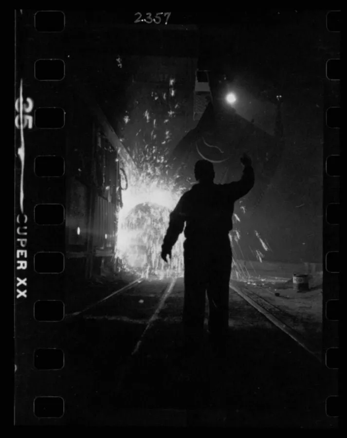 Obrero siderúrgico en silueta ante el metal fundido, Chicago 1949