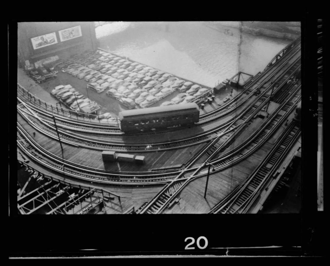 El tren elevado de Chicago junto a un rascacielos