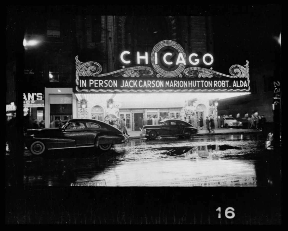 Niña pensativa en su pupitre escolar, Chicago 1949