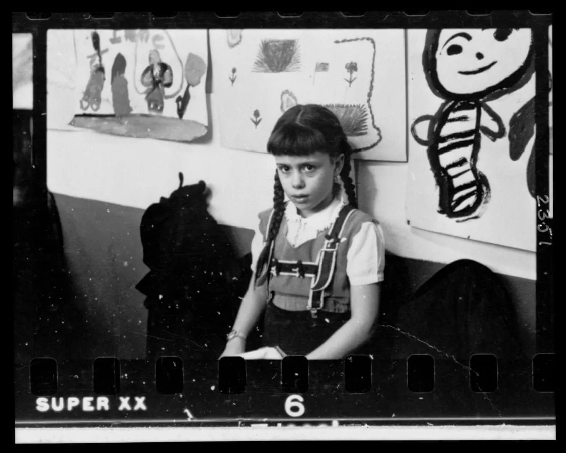 Niña con coletas en un aula escolar de Chicago