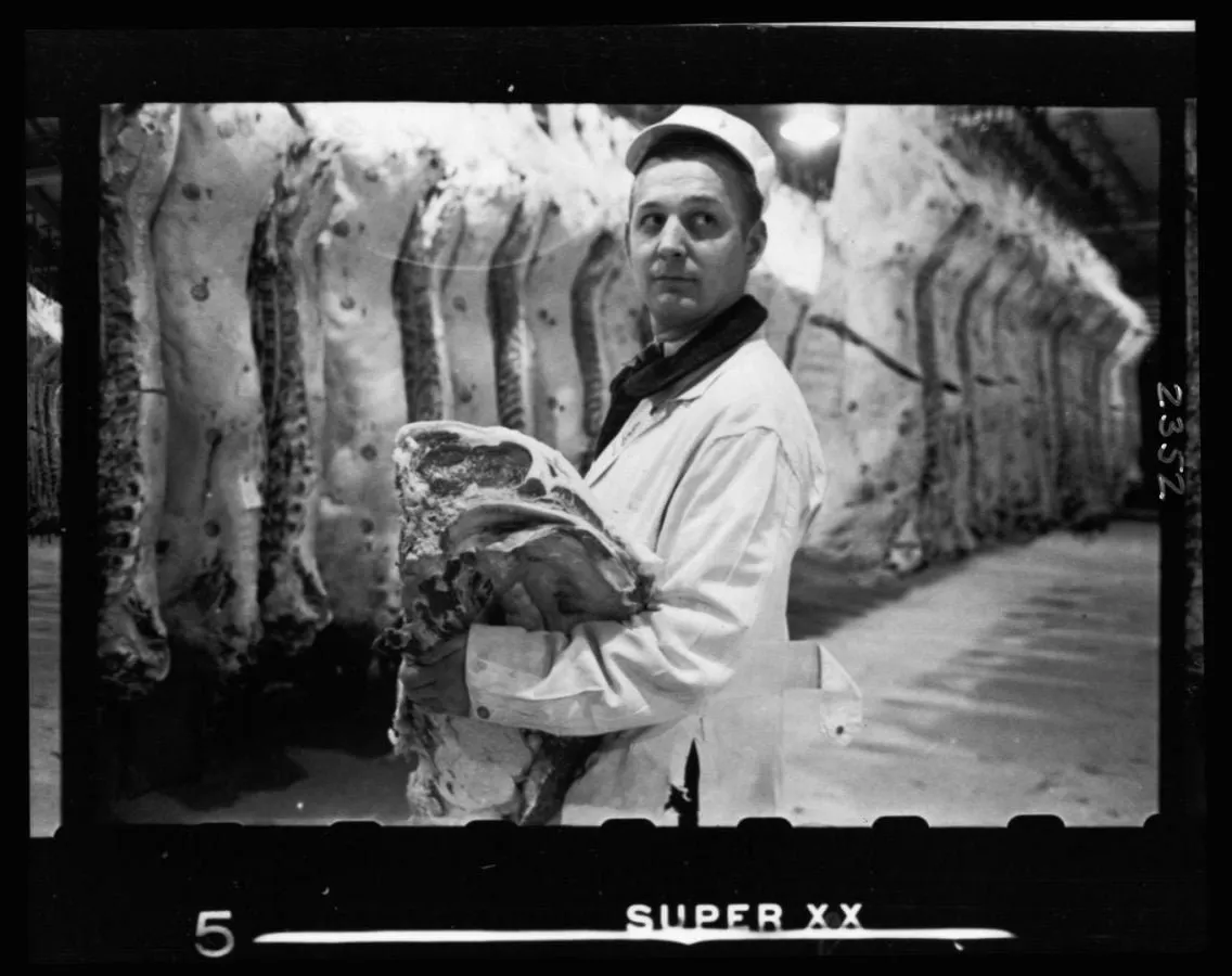Operario de los mataderos de Chicago con una pieza de carne