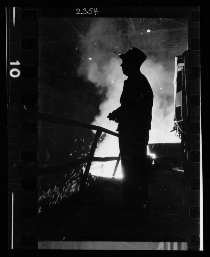 Obrero entre chispas de un horno siderúrgico, Chicago 1949