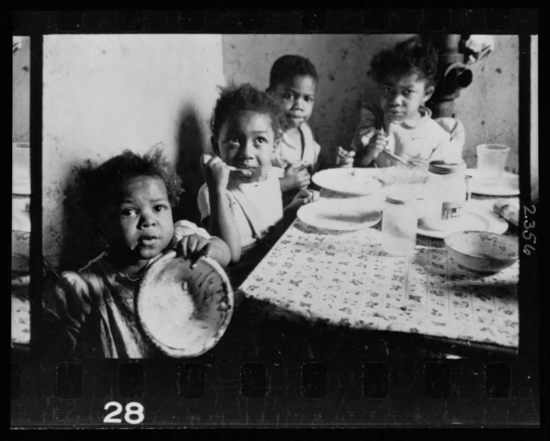 Niños comiendo en una mesa humilde de Chicago