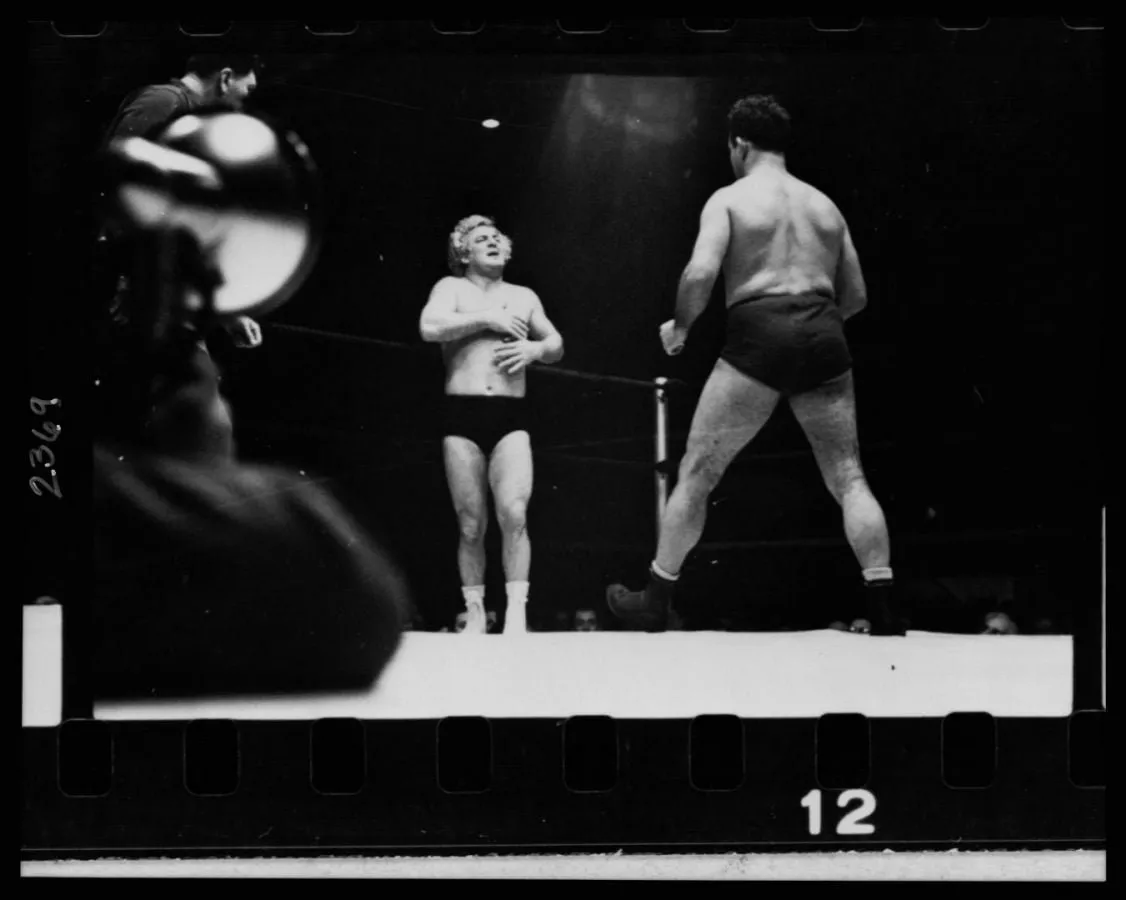 Gorgeous George frente a su rival sobre el ring