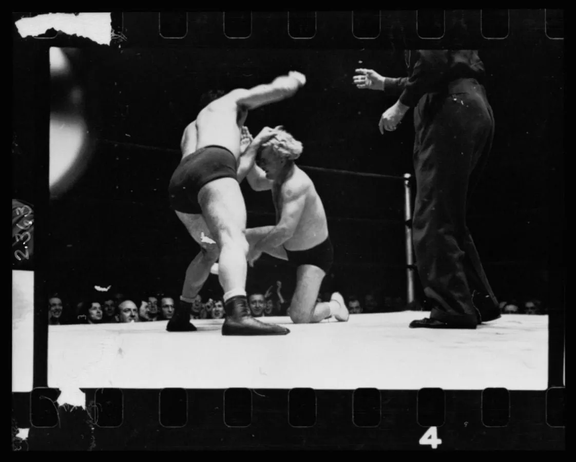 Dos luchadores forcejeando sobre el ring