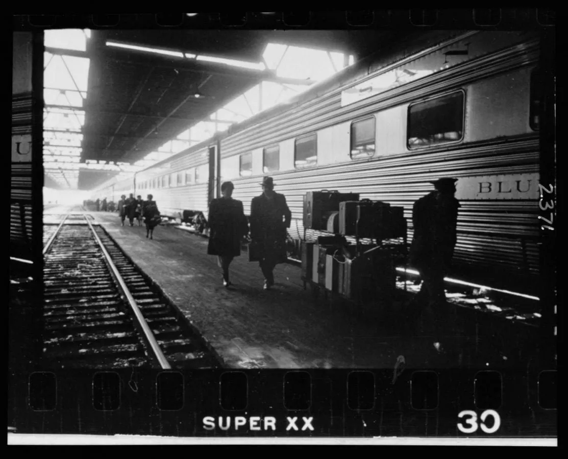 Pasajeros con su equipaje junto a un tren en una estación de Chicago