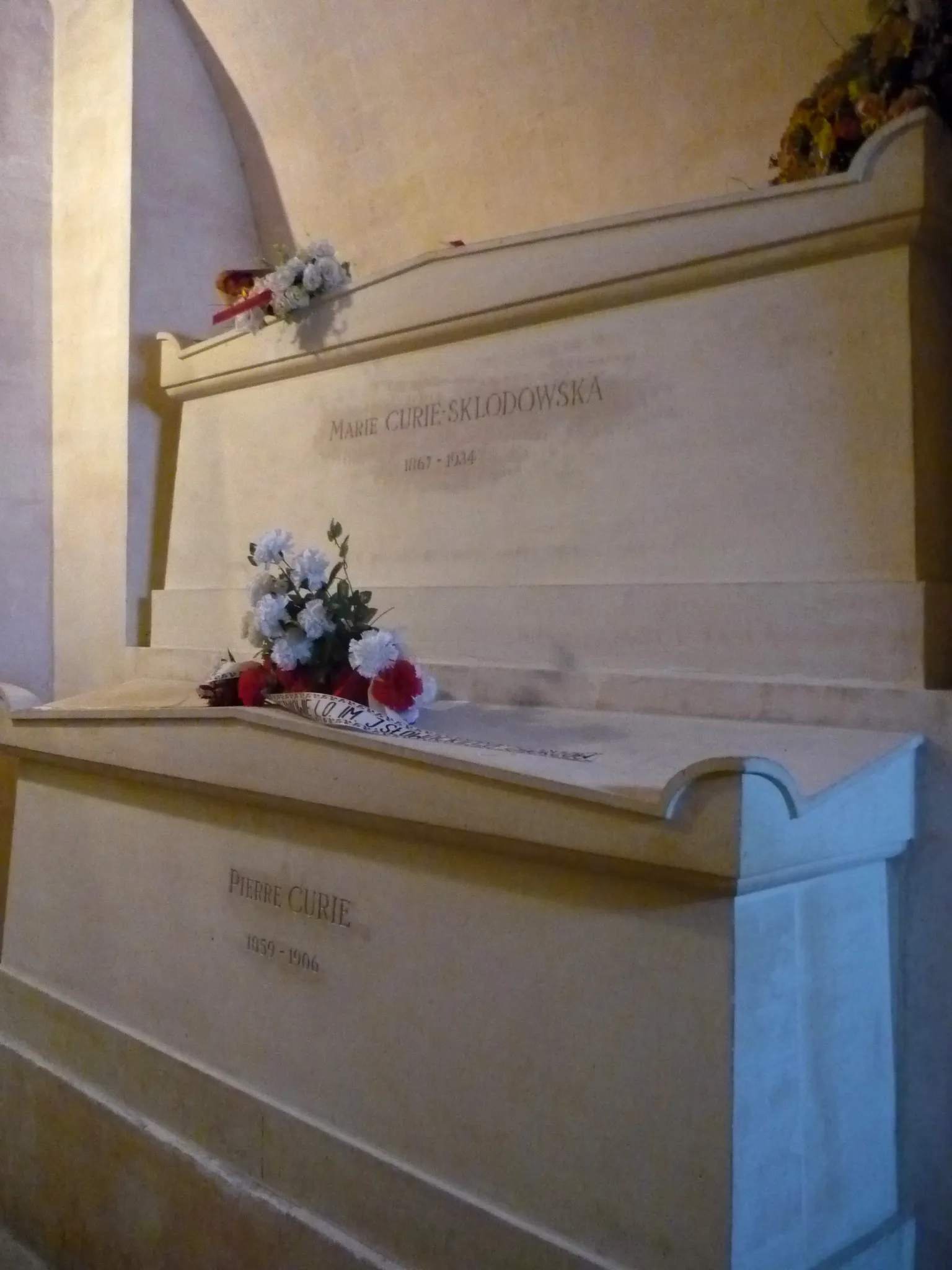 Tumba de Pierre y Marie Curie en el Panteón de París. Fotografía de Rémih, CC BY-SA 3.0.