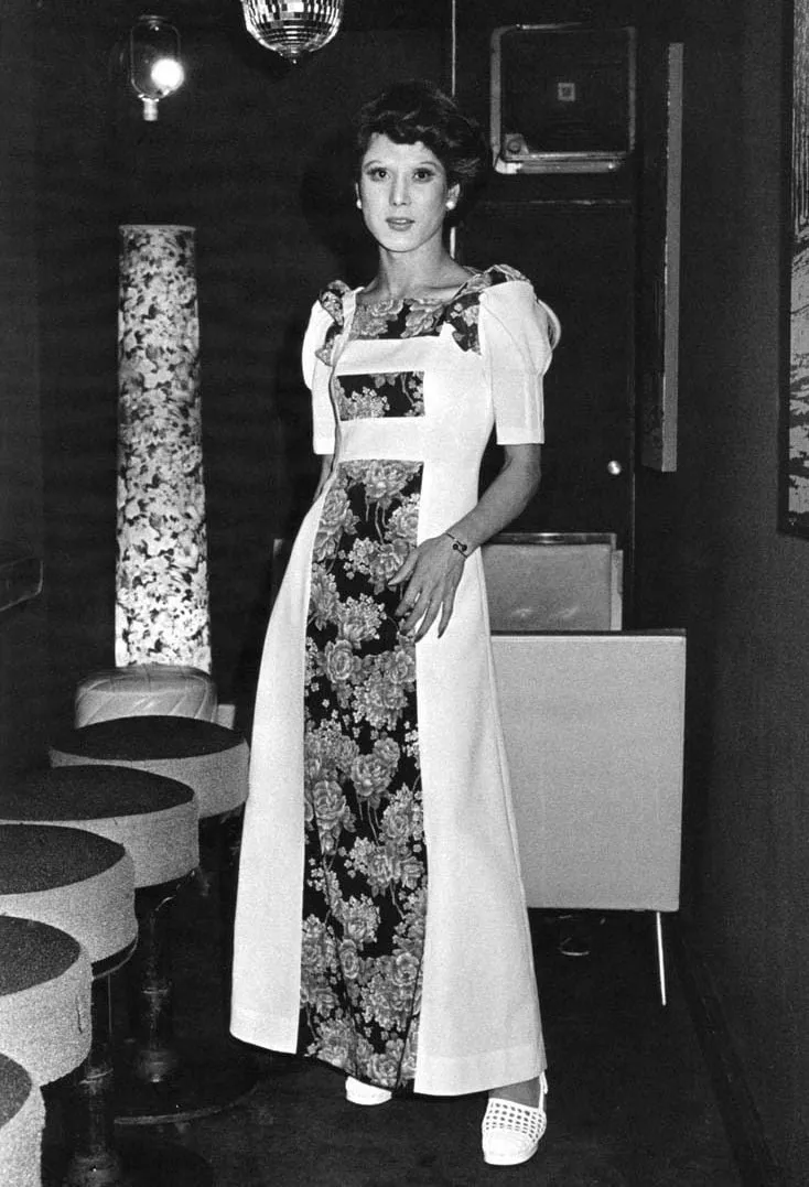 Watanabe Katsumi: mujer con vestido de gala en Kabukicho