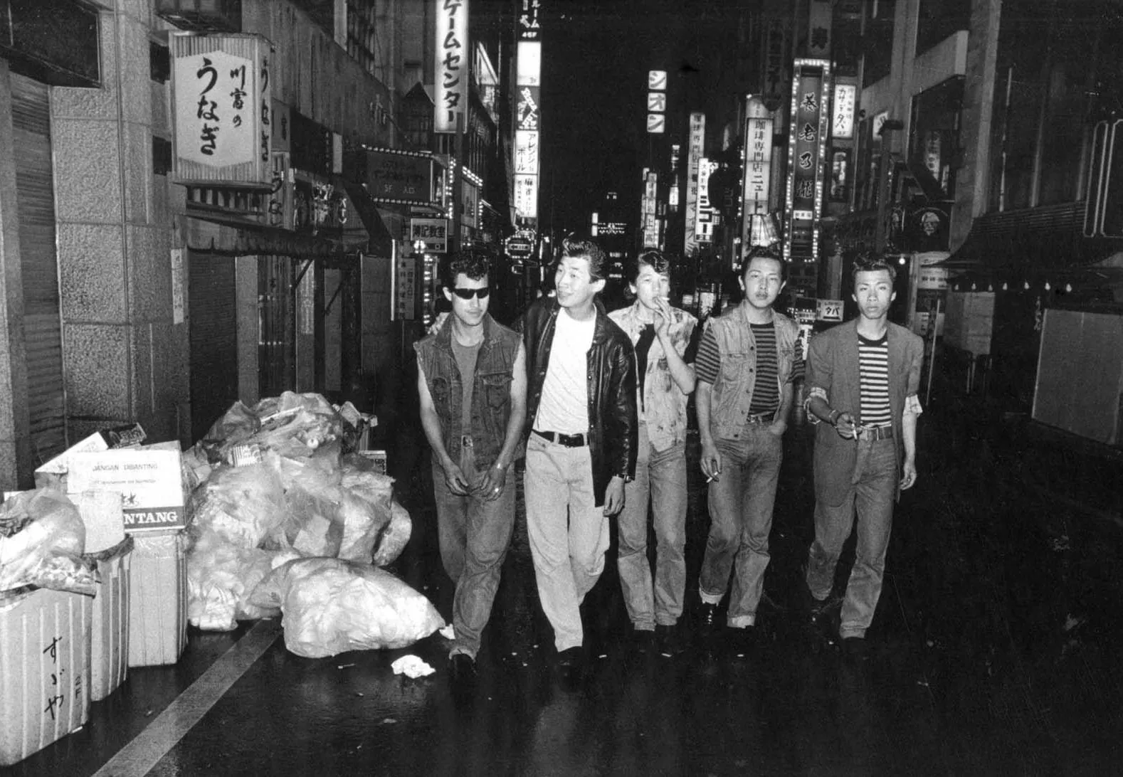 Watanabe Katsumi: banda de jóvenes en una calle de Kabukicho