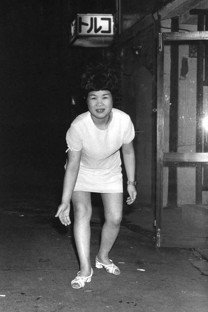 Watanabe Katsumi: mujer en la entrada de un toruko en Kabukicho