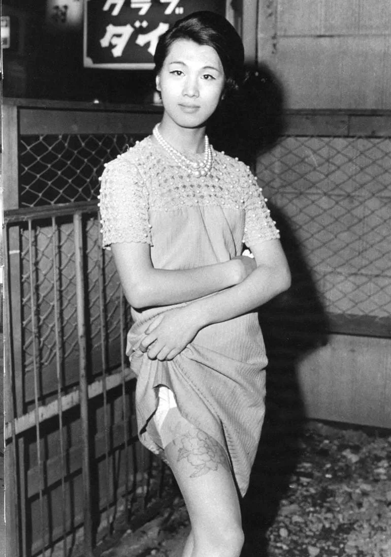 Watanabe Katsumi: mujer con tatuaje floral en el muslo en Kabukicho