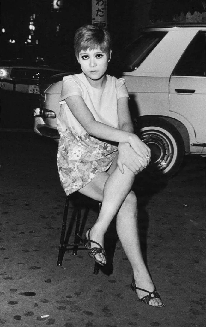 Watanabe Katsumi: joven posando de noche en Kabukicho