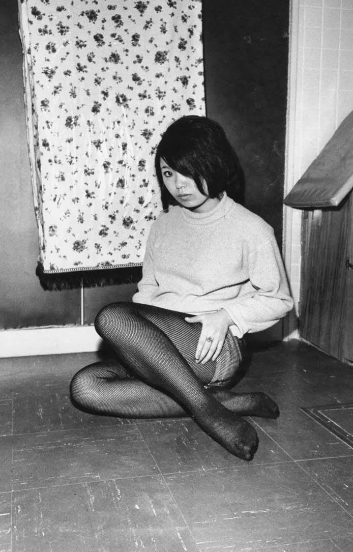 Watanabe Katsumi: mujer con medias de rejilla en Kabukicho