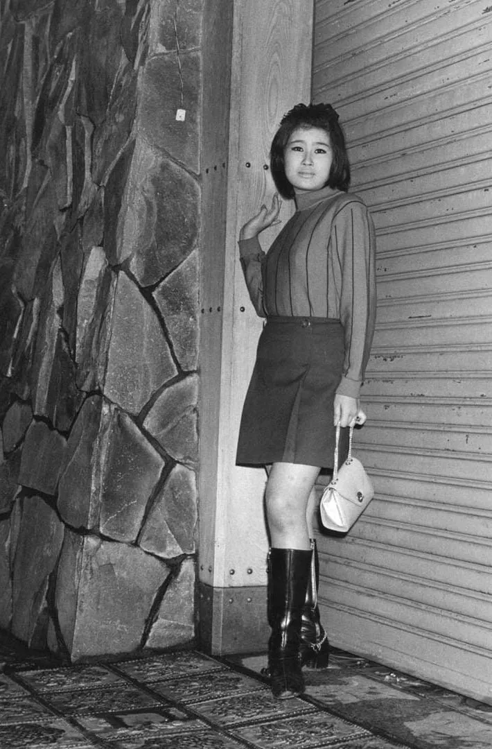 Watanabe Katsumi: mujer con minifalda y botas altas en Kabukicho
