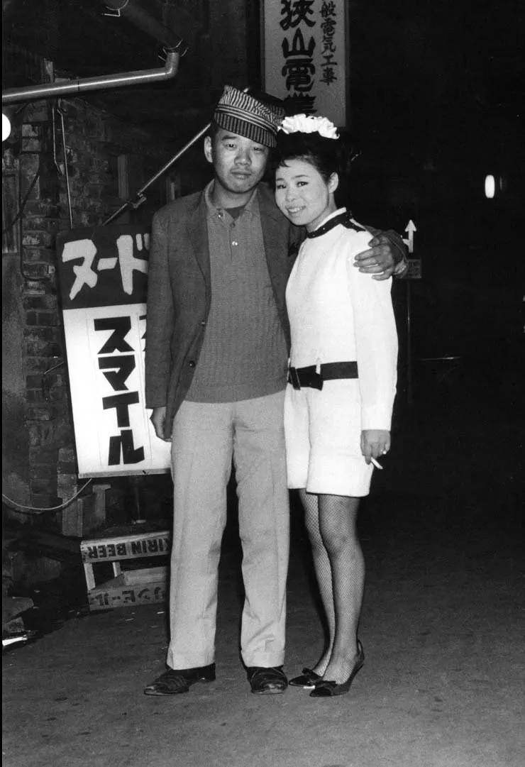 Watanabe Katsumi: pareja frente a un local de striptease en Kabukicho
