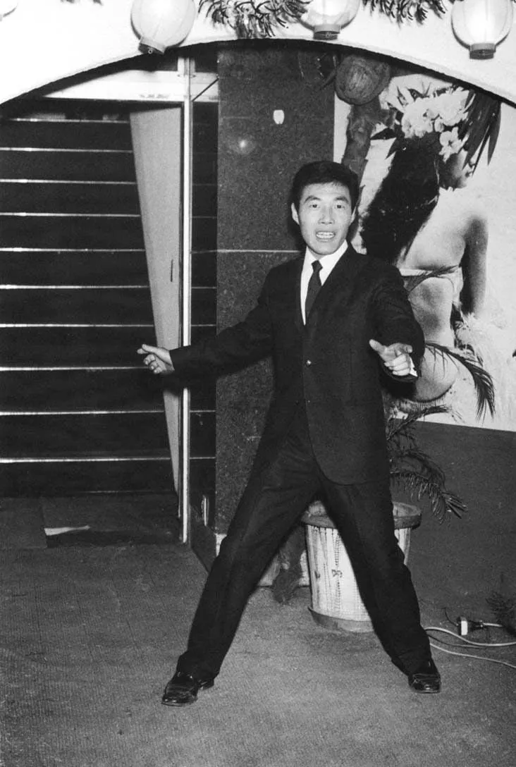 Watanabe Katsumi: hombre posando en la entrada de un cabaret en Kabukicho